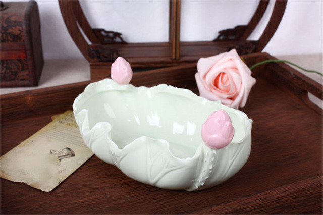 Kreatywny schowek ceramiki w kształcie liścia lotosu z bransoletką i pierścionkiem - idealny prezent ślubny dla rodziny - Wianko - 1