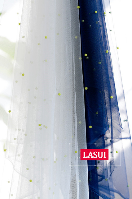 Materiał LASUI 2019 NEW3y - 1 szt. F0035, miękka biała siatka z inkrustowanymi nierównomiernie rozświetlającymi perłowymi koralikami (zielonymi/niebieskimi) i kryształkami - Wianko - 4