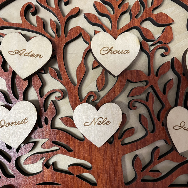 Spersonalizowane drzewo genealogiczne z wygrawerowanymi nazwami i tekstem na wiszących sercach - ozdób swoje wnętrze z drewnianą ramą - Wianko - 6