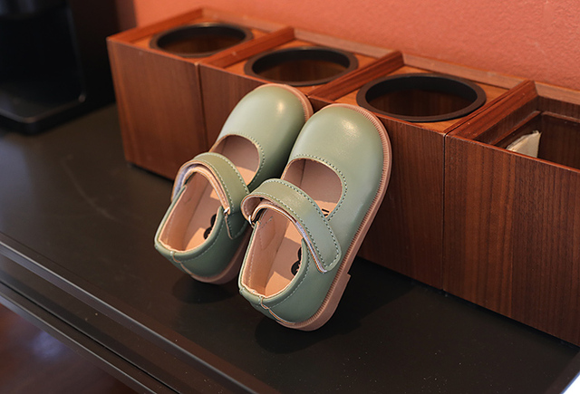 Skórzane buty dla dzieci - Zielone antypoślizgowe sandały na przyjęcie, idealne dla małych księżniczek i chłopców podczas ich pierwszych kroków - Wianko - 17