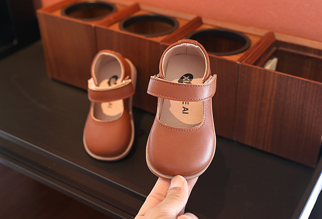 Skórzane buty dla dzieci - Zielone antypoślizgowe sandały na przyjęcie, idealne dla małych księżniczek i chłopców podczas ich pierwszych kroków - Wianko - 16