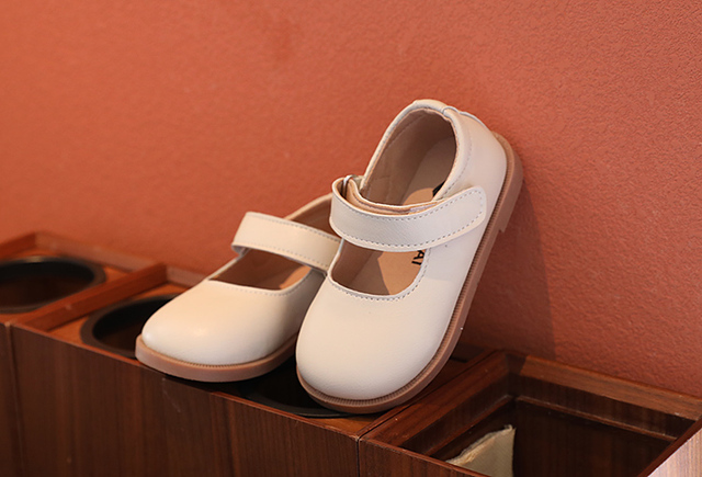 Skórzane buty dla dzieci - Zielone antypoślizgowe sandały na przyjęcie, idealne dla małych księżniczek i chłopców podczas ich pierwszych kroków - Wianko - 23