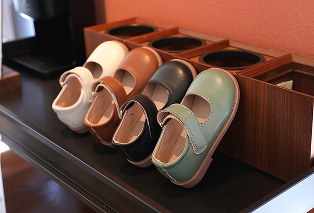 Skórzane buty dla dzieci - Zielone antypoślizgowe sandały na przyjęcie, idealne dla małych księżniczek i chłopców podczas ich pierwszych kroków - Wianko - 26