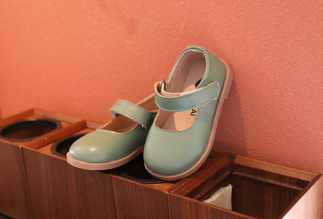 Skórzane buty dla dzieci - Zielone antypoślizgowe sandały na przyjęcie, idealne dla małych księżniczek i chłopców podczas ich pierwszych kroków - Wianko - 18