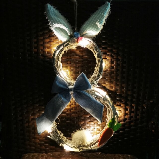 Wieniec wielkanocny z lampkami LED i ozdobą świąteczną, wzór zająca, uszy królika, rattanowa ozdoba ściany - Wianko - 8