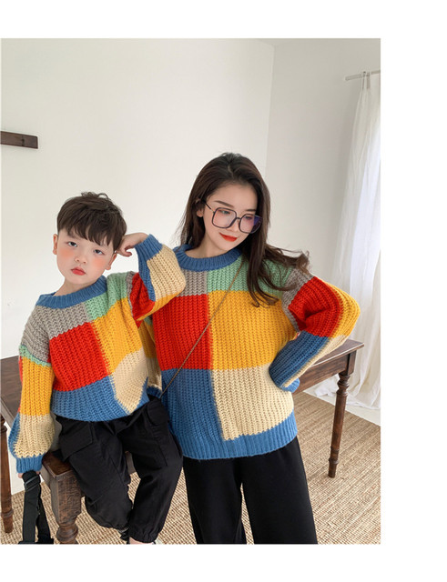 Sweter dla mamy i dziecka w kratę tęczową, dzianina, pasujący do strojów rodzinnych - Wianko - 2