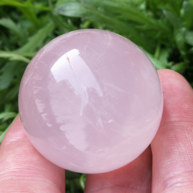 Naturalna kula kwarcowa różowa, kryształowa dekoracja domu - Wianko - 2