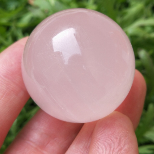 Naturalna kula kwarcowa różowa, kryształowa dekoracja domu - Wianko - 1