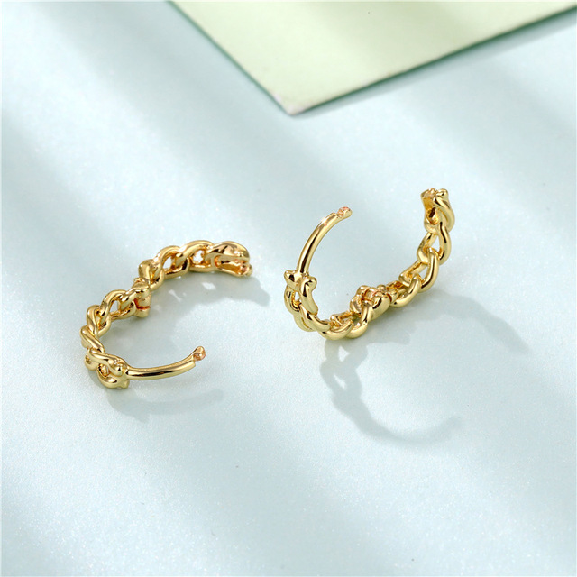 Minimalistyczne złote/białe kolczyki łańcuch Twist Tiny Hoop Huggie dla kobiet - miedziany design - Wianko - 4