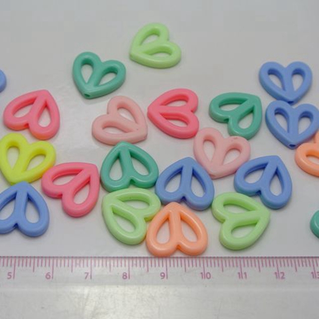 100 pastelowych koralików akrylowych w różnych kształtach - wisiorki kwiatowe, serca - dla dzieci - Wianko - 7