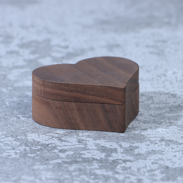 Rustykalne drewniane pudełko na zaręczyny z sygnowaniem - 1 szt - Wianko - 6
