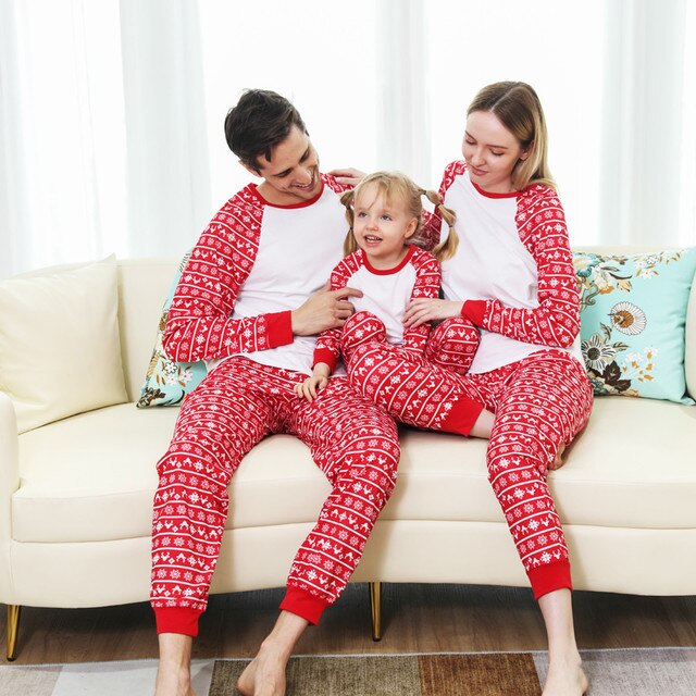 Pasujące piżamy bożonarodzeniowe dla rodziny - mama, tata, syn - Wianko - 1