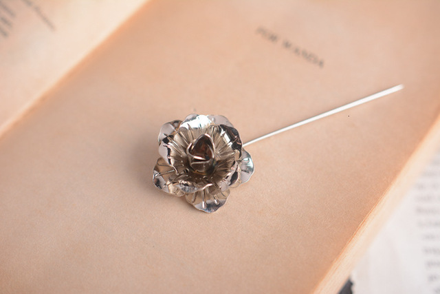 Broszka z kwiatem róży dla młodego pana - pin na klapę garnituru z wizerunkiem głowy jelenia - Wianko - 6