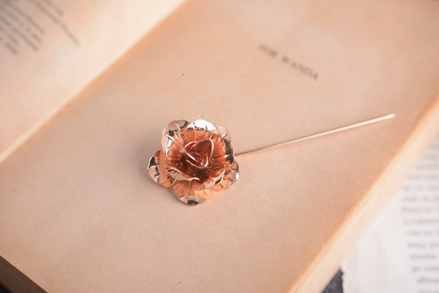 Broszka z kwiatem róży dla młodego pana - pin na klapę garnituru z wizerunkiem głowy jelenia - Wianko - 5