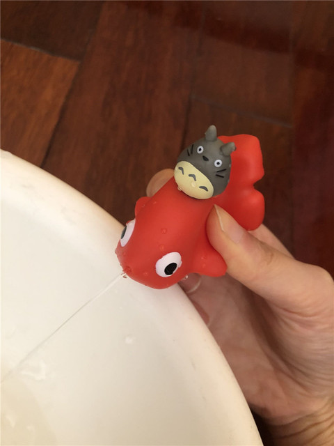Figurka akcji Mój sąsiad Totoro - Perfekcyjna anime dekoracja, idealna jakość dla dzieci, zabawka do kąpieli z funkcją spray'u - Urodzinowy prezent, dekoracje domu - Wianko - 1