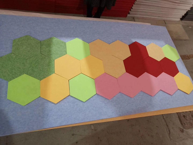 Sześciokątne, kolorowe filcowe tkaniny 9 mm - DIY, dekoracja ścian, tablica korkowa, samoprzylepne naklejki 3D - Wianko - 42