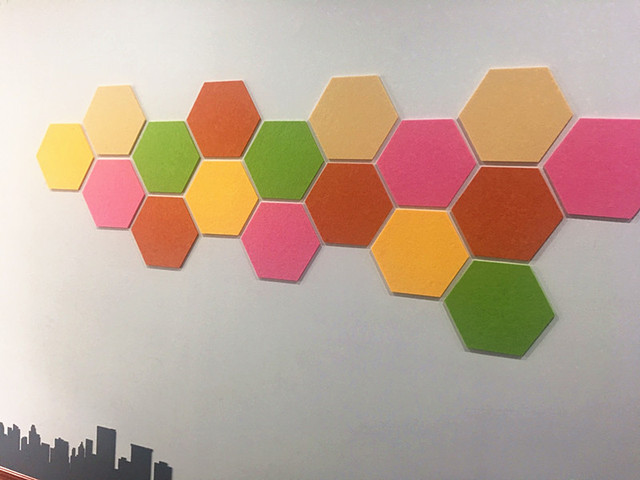 Sześciokątne, kolorowe filcowe tkaniny 9 mm - DIY, dekoracja ścian, tablica korkowa, samoprzylepne naklejki 3D - Wianko - 29