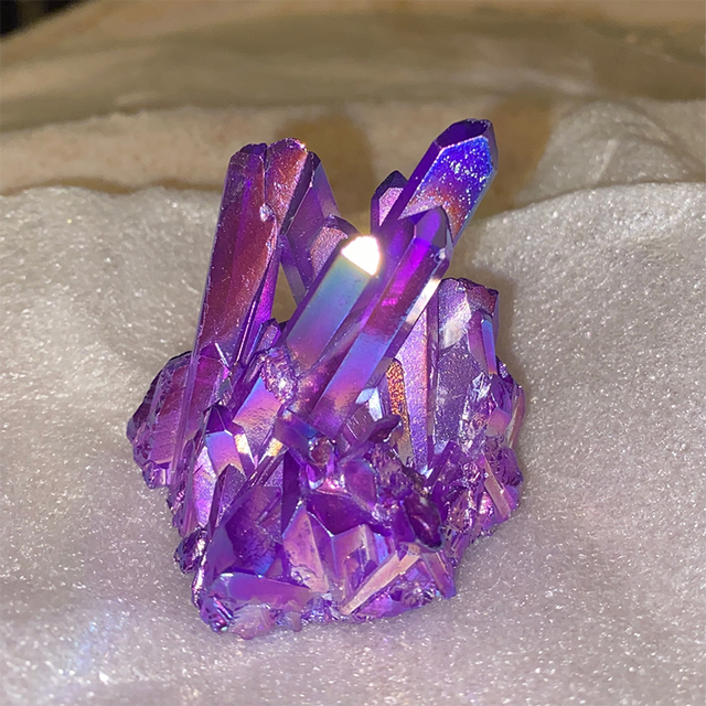 Naturalna bryła kryształowego kwarcu - gatunek minerału uzdrawiającego, idealna do dekoracji wnętrza w postaci galwanicznie nadzwyczajnego ametystu (1 sztuka) - Wianko - 4