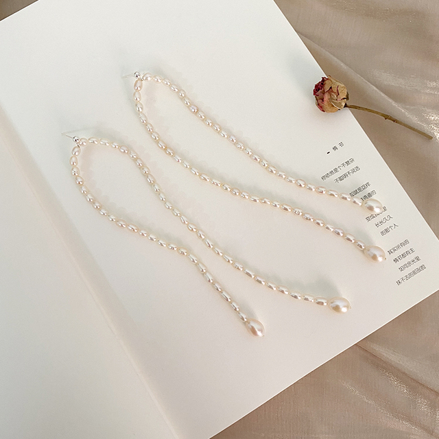Długie kolczyki wiszące z naturalną perłą słodkowodną w srebrze 925 - Wianko - 1