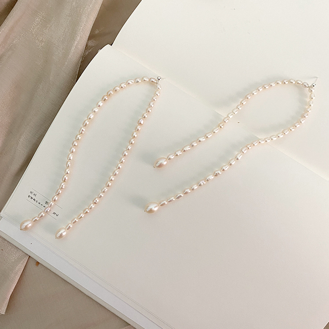 Długie kolczyki wiszące z naturalną perłą słodkowodną w srebrze 925 - Wianko - 3