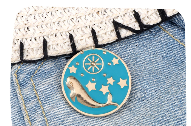 Broszki Unisex Cartoon z motywem zwierząt niebieskie morze ster Nautical emalia odznaki metalowe klamry biżuteria koszula Lapel do torebki prezent dla piratów - Wianko - 1