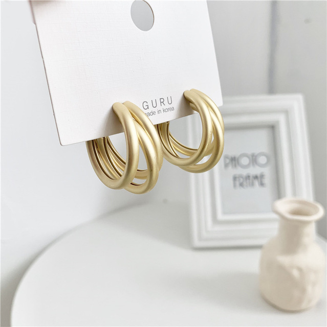 Klasyczne, matowe złoto - kolczyki wiszące dla kobiet 2021: wyjątkowy design i luksusowa biżuteria - Wianko - 14