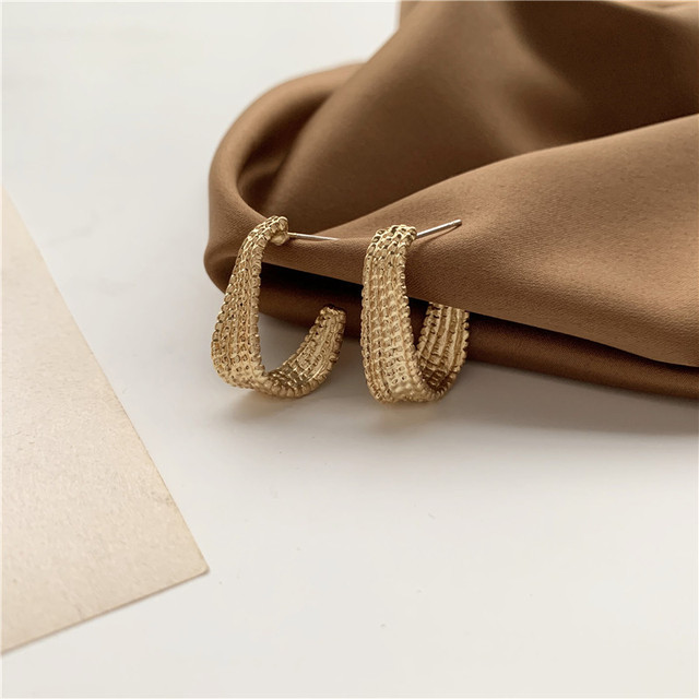 Klasyczne, matowe złoto - kolczyki wiszące dla kobiet 2021: wyjątkowy design i luksusowa biżuteria - Wianko - 3