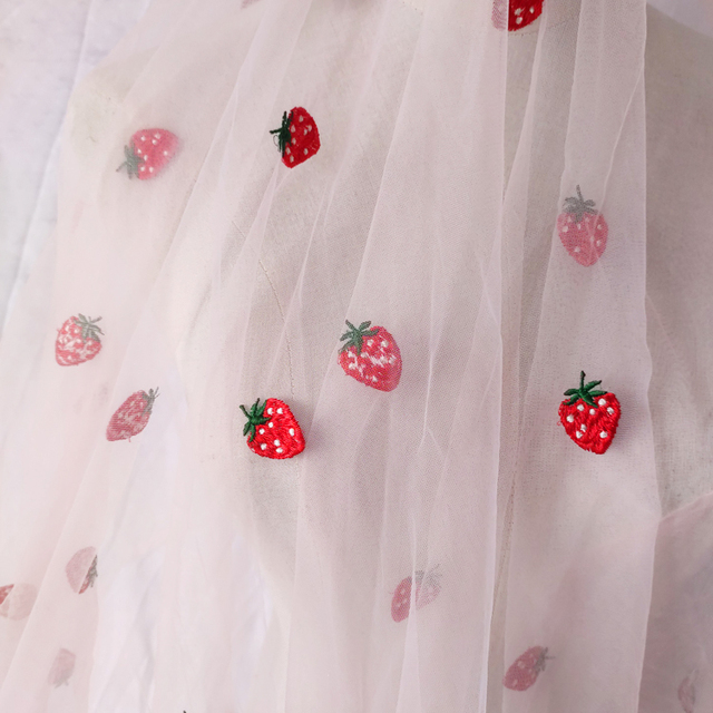 Mała siatka haftowana z białą różową koronkową truskawką - urocze akcesorium do spódnic dla uroczych lalek - Wianko - 10