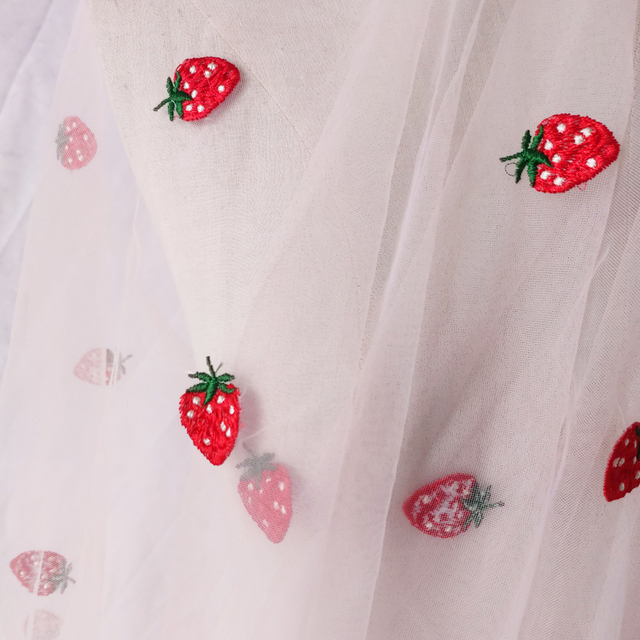 Mała siatka haftowana z białą różową koronkową truskawką - urocze akcesorium do spódnic dla uroczych lalek - Wianko - 12