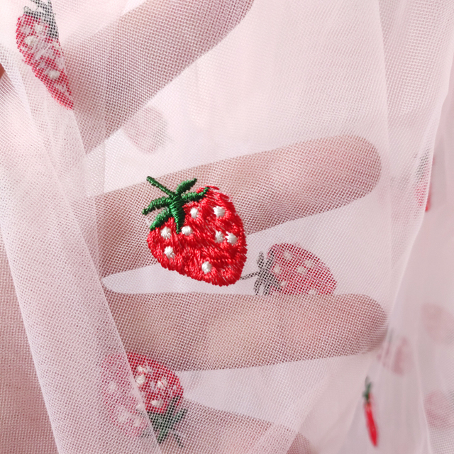Mała siatka haftowana z białą różową koronkową truskawką - urocze akcesorium do spódnic dla uroczych lalek - Wianko - 11