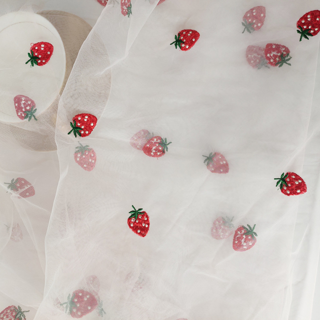 Mała siatka haftowana z białą różową koronkową truskawką - urocze akcesorium do spódnic dla uroczych lalek - Wianko - 5