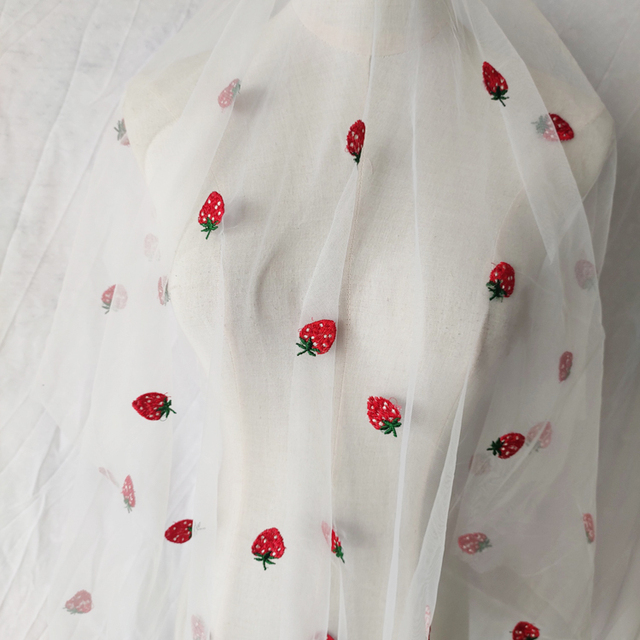 Mała siatka haftowana z białą różową koronkową truskawką - urocze akcesorium do spódnic dla uroczych lalek - Wianko - 3
