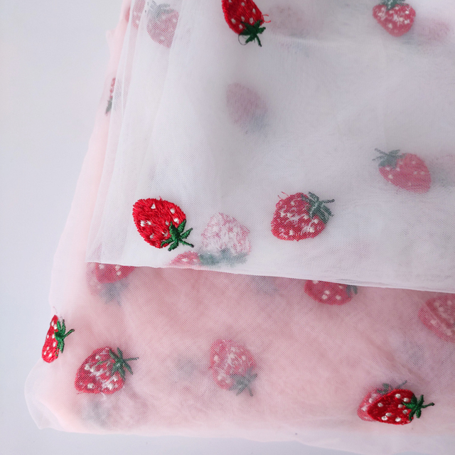 Mała siatka haftowana z białą różową koronkową truskawką - urocze akcesorium do spódnic dla uroczych lalek - Wianko - 2