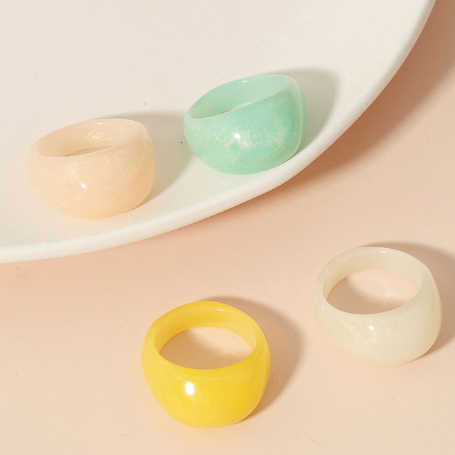 Kolorowe proste akrylowe pierścienie dla kobiet - geometryczne i przezroczyste, zestaw żywicznej biżuterii na party - Wianko - 5