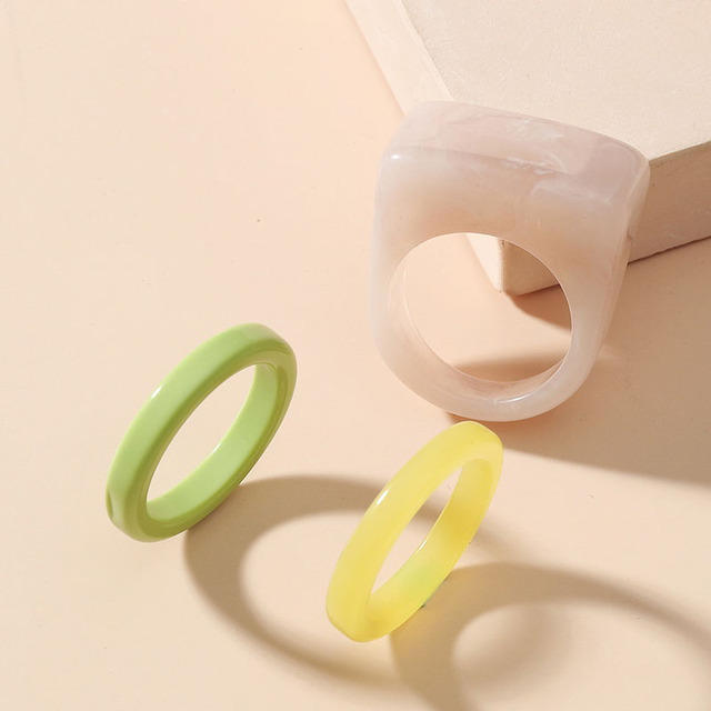 Kolorowe proste akrylowe pierścienie dla kobiet - geometryczne i przezroczyste, zestaw żywicznej biżuterii na party - Wianko - 6
