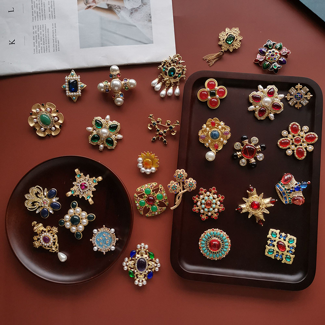 Broszka vintage z żywicznymi wisiorkami i holo-wypełnionymi kamykami Rhinestone w kształcie kwiatu - szykowna biżuteria na przyjęcia, wesela i na co dzień - Wianko - 1
