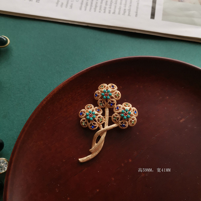 Broszka vintage z żywicznymi wisiorkami i holo-wypełnionymi kamykami Rhinestone w kształcie kwiatu - szykowna biżuteria na przyjęcia, wesela i na co dzień - Wianko - 12