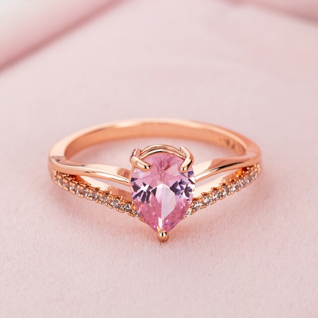 Pierścień zaręczynowy z cyrkoniami w kształcie litery V, inspirowany trendami, w kolorze różowym - Wianko - 3