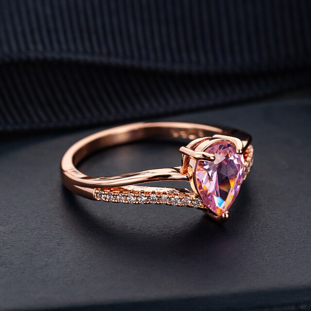 Pierścień zaręczynowy z cyrkoniami w kształcie litery V, inspirowany trendami, w kolorze różowym - Wianko - 4
