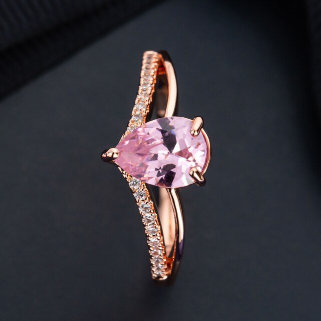 Pierścień zaręczynowy z cyrkoniami w kształcie litery V, inspirowany trendami, w kolorze różowym - Wianko - 2