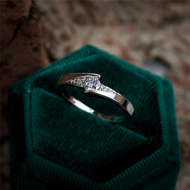 Pierścień minimalistyczny z białymi kryształowymi cyrkonami, srebrny, dla kobiet - Wianko - 1