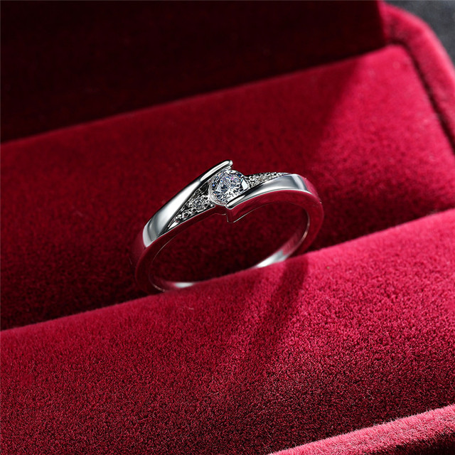 Pierścień minimalistyczny z białymi kryształowymi cyrkonami, srebrny, dla kobiet - Wianko - 3