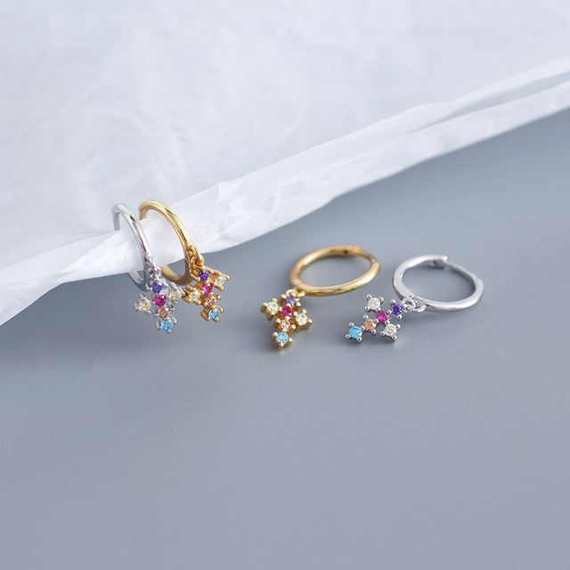Kolczyki Huggie ze spadającym krzyżem z kolorową cyrkonią - biżuteria ślubna 2021 - Wianko - 5
