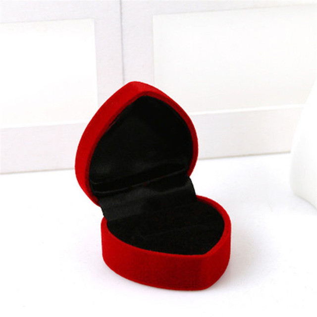 Czerwone aksamitne pudełko na pierścionek ślubny i biżuterię - Wianko - 5