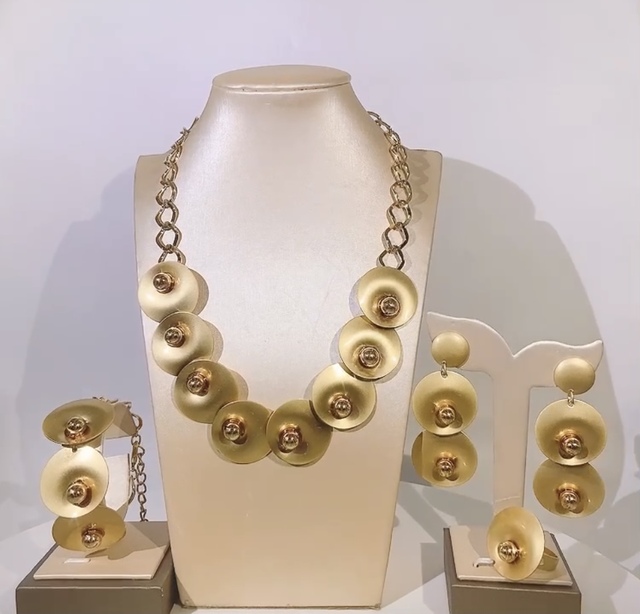 Zestaw wysokiej jakości, złotej biżuterii damskiej z Dubaju - idealny prezent na ślub i święta - Wianko - 1