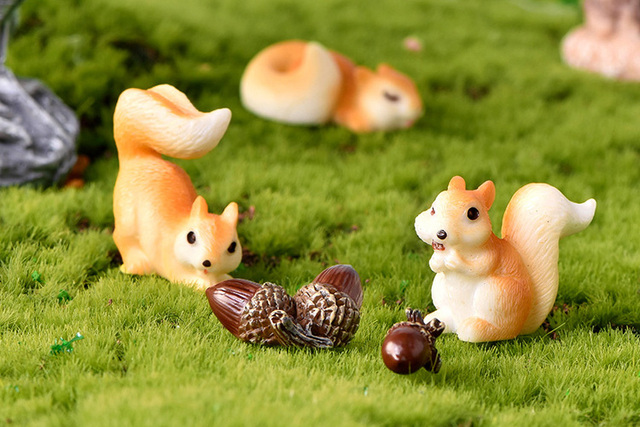 Sztuczny las zwierząt - Miniaturka wiewiórka z opadłymi liśćmi, szyszkami sosnowymi i domkiem z żywicy - DIY akcesoria ogrodowe - Prezent - Wianko - 9
