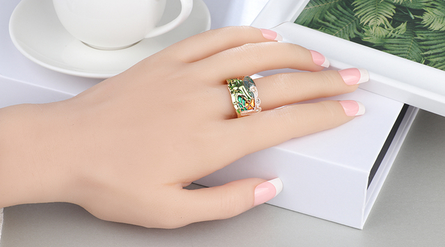 Pierścień biżuteryjny żabka złotego koloru z zieloną emalią i kryształem, szeroki i modny, idealny na przyjęcia. Nowość 2019 - Wianko - 1
