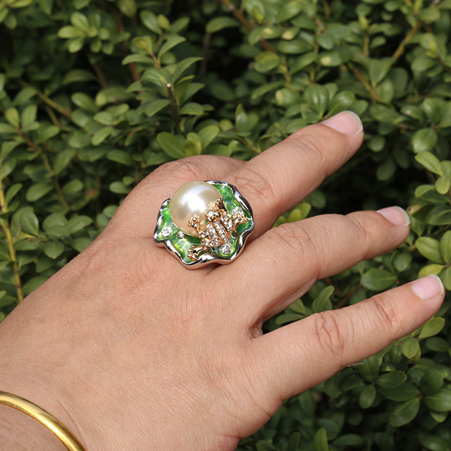 Pierścień biżuteryjny żabka złotego koloru z zieloną emalią i kryształem, szeroki i modny, idealny na przyjęcia. Nowość 2019 - Wianko - 7