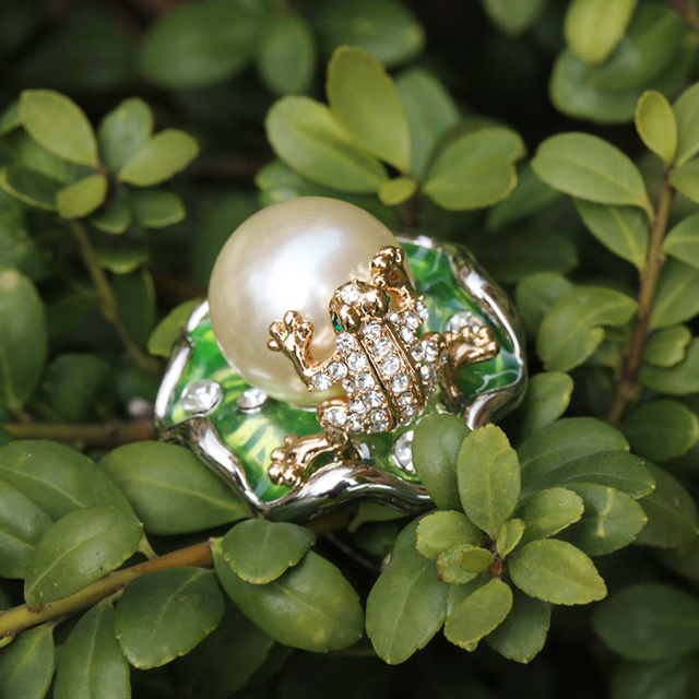 Pierścień biżuteryjny żabka złotego koloru z zieloną emalią i kryształem, szeroki i modny, idealny na przyjęcia. Nowość 2019 - Wianko - 9