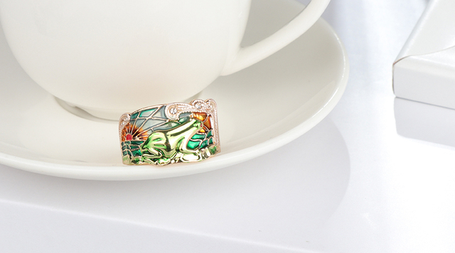 Pierścień biżuteryjny żabka złotego koloru z zieloną emalią i kryształem, szeroki i modny, idealny na przyjęcia. Nowość 2019 - Wianko - 10